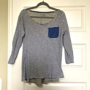 Crown and Ivy Size Small Tee